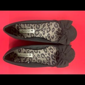 Woman’s size 6 1/2  black American Eagle flats